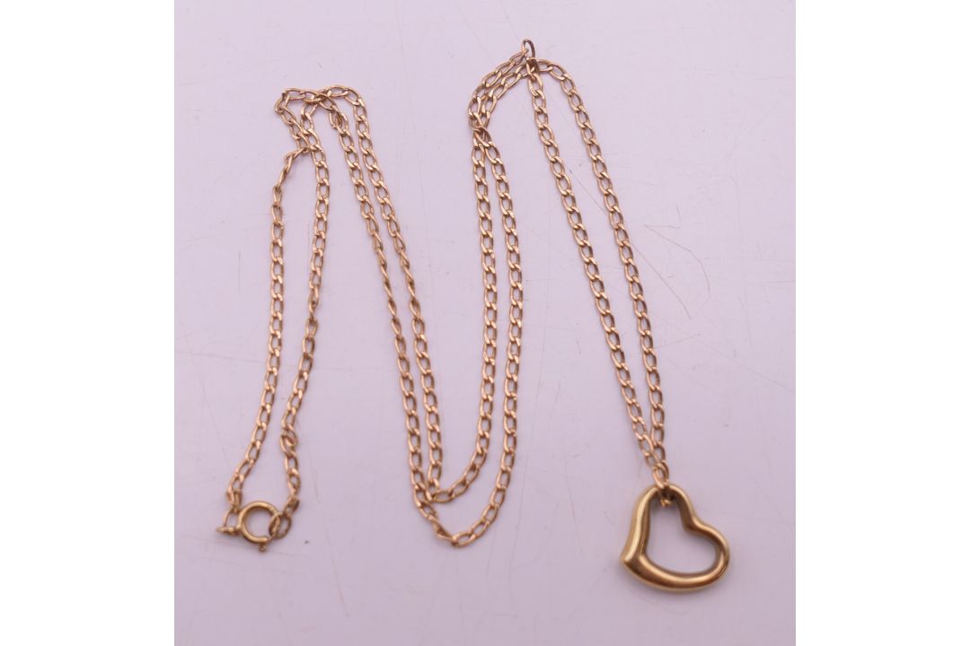 A 9 ct gold heart shaped pendant on a 9 ct gold fine chain. Pendant 1 cm x 1 cm, chain 42 cm long. - Image 3 of 9