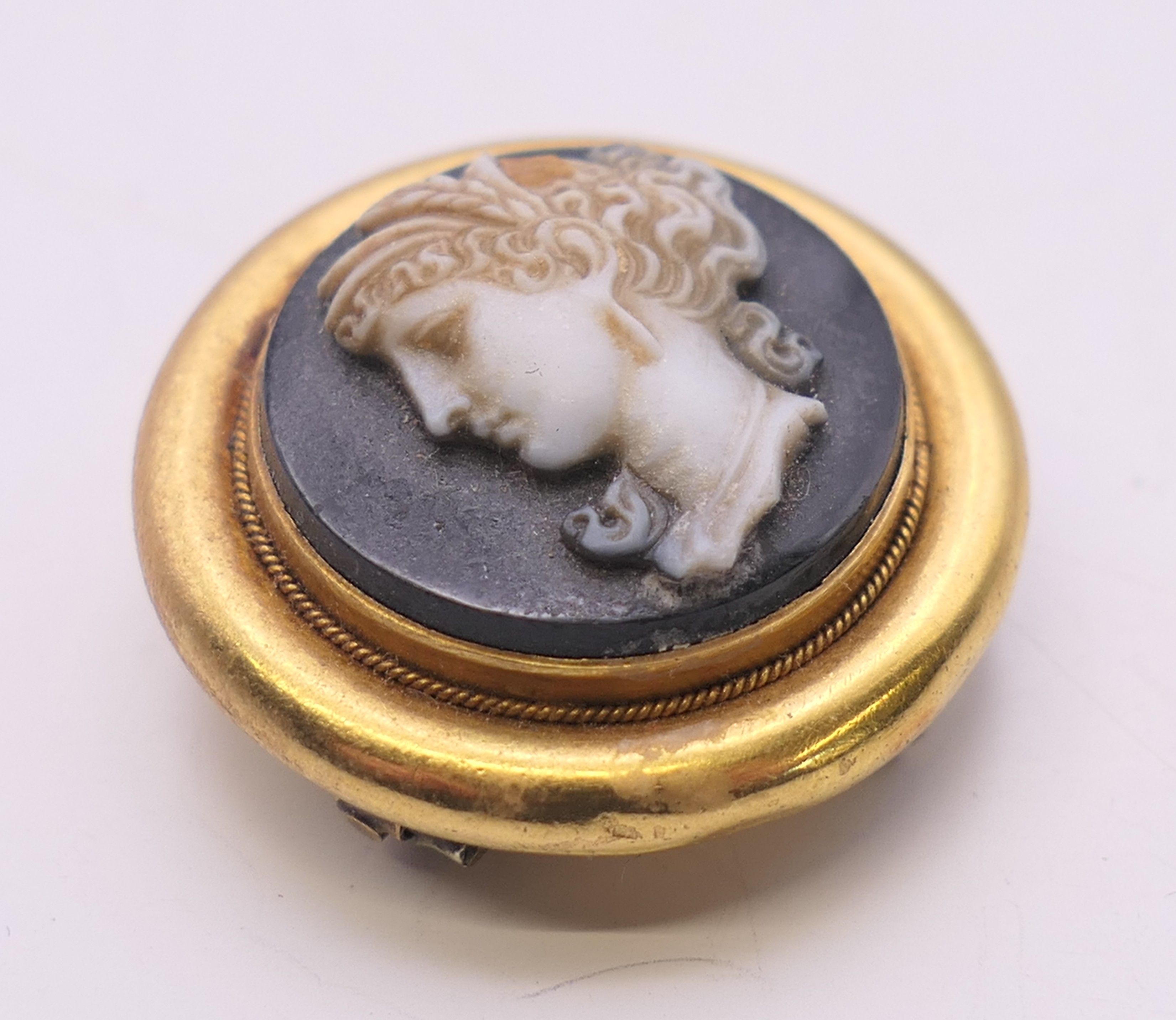 A 19th century unmarked cameo brooch. 2.5 cm diameter. 7 grammes total weight. - Image 2 of 3