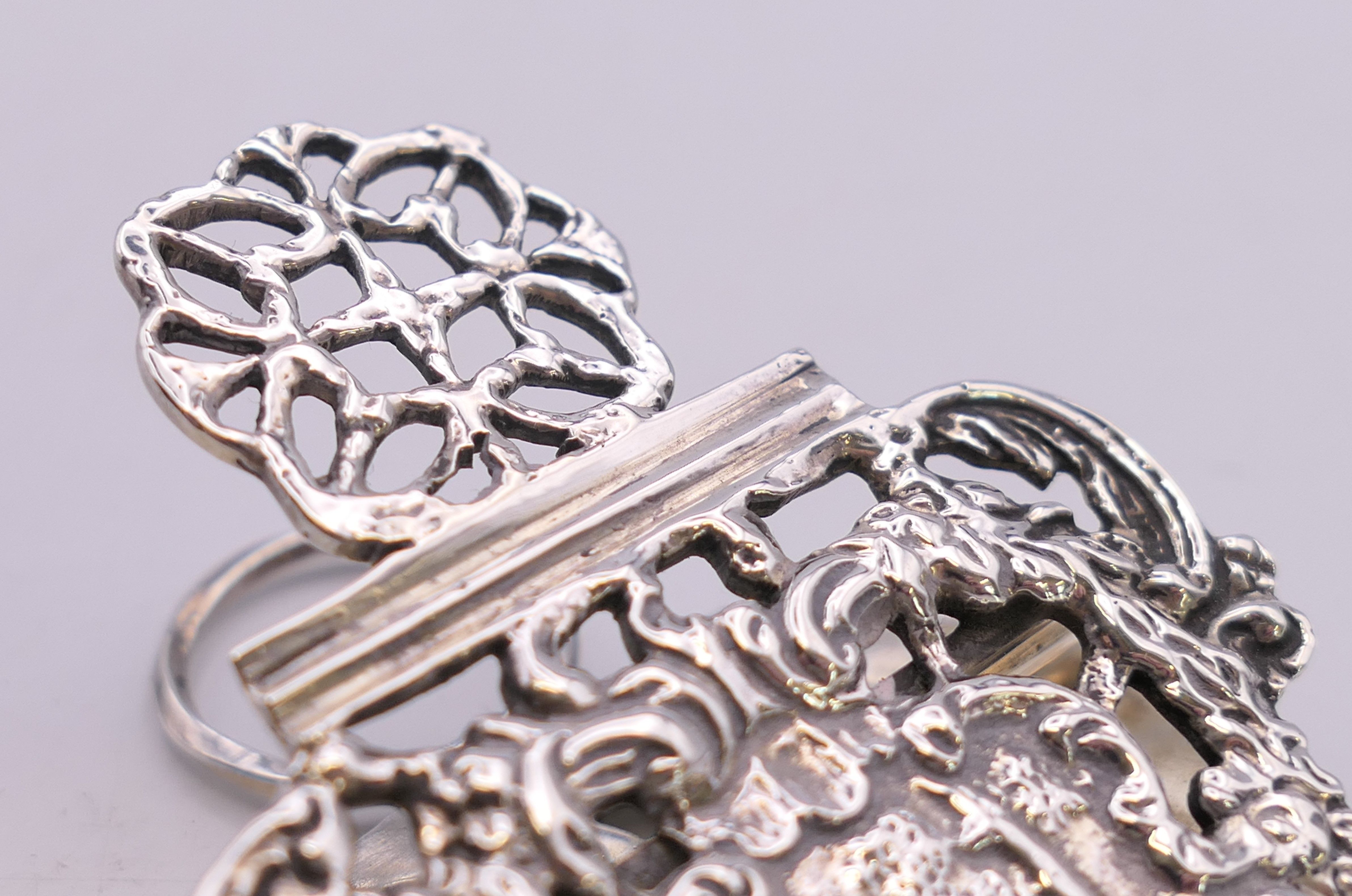 A pierced silver letter clip. 42 grammes. 6.5 cm high. - Image 3 of 5