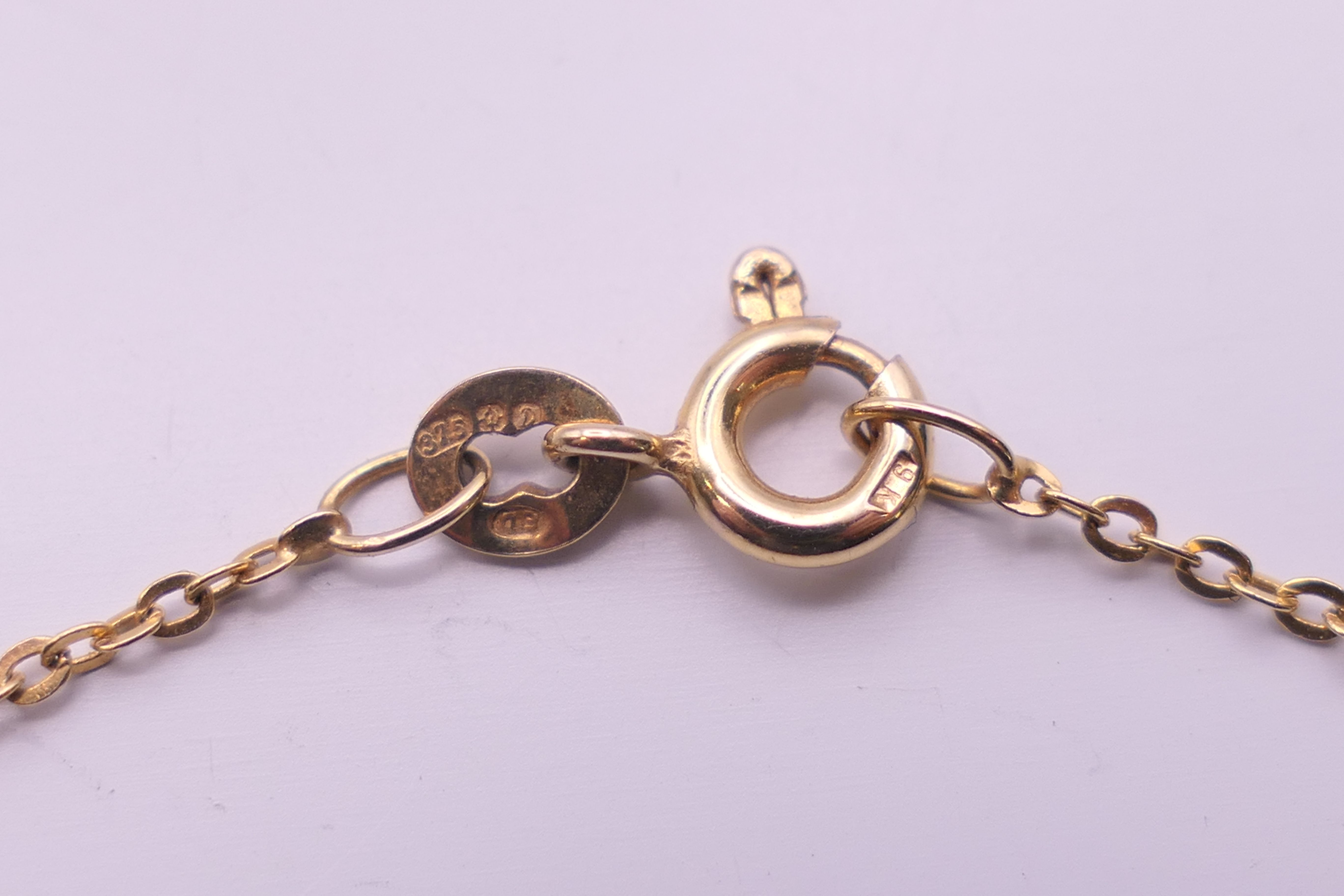 A 9 ct gold and pearl necklace. Approximately 40 cm long. 1.7 grammes total weight. - Image 8 of 10