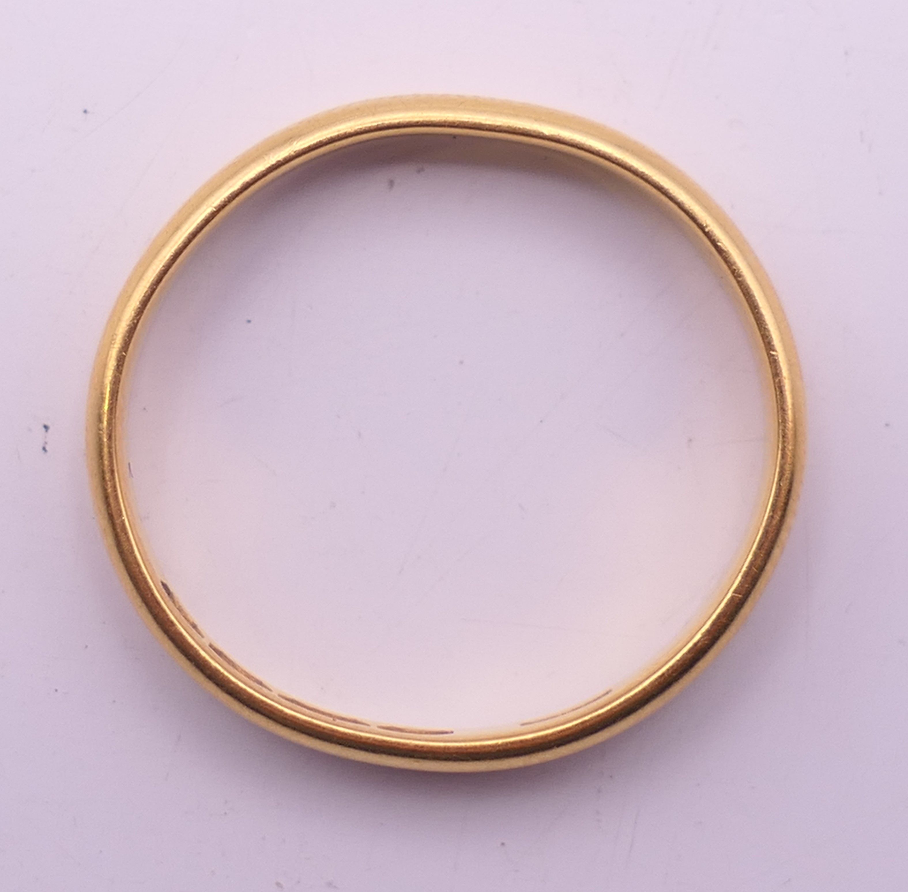 A 22 ct gold wedding band. Ring size L/M. 3 grammes. - Image 5 of 5
