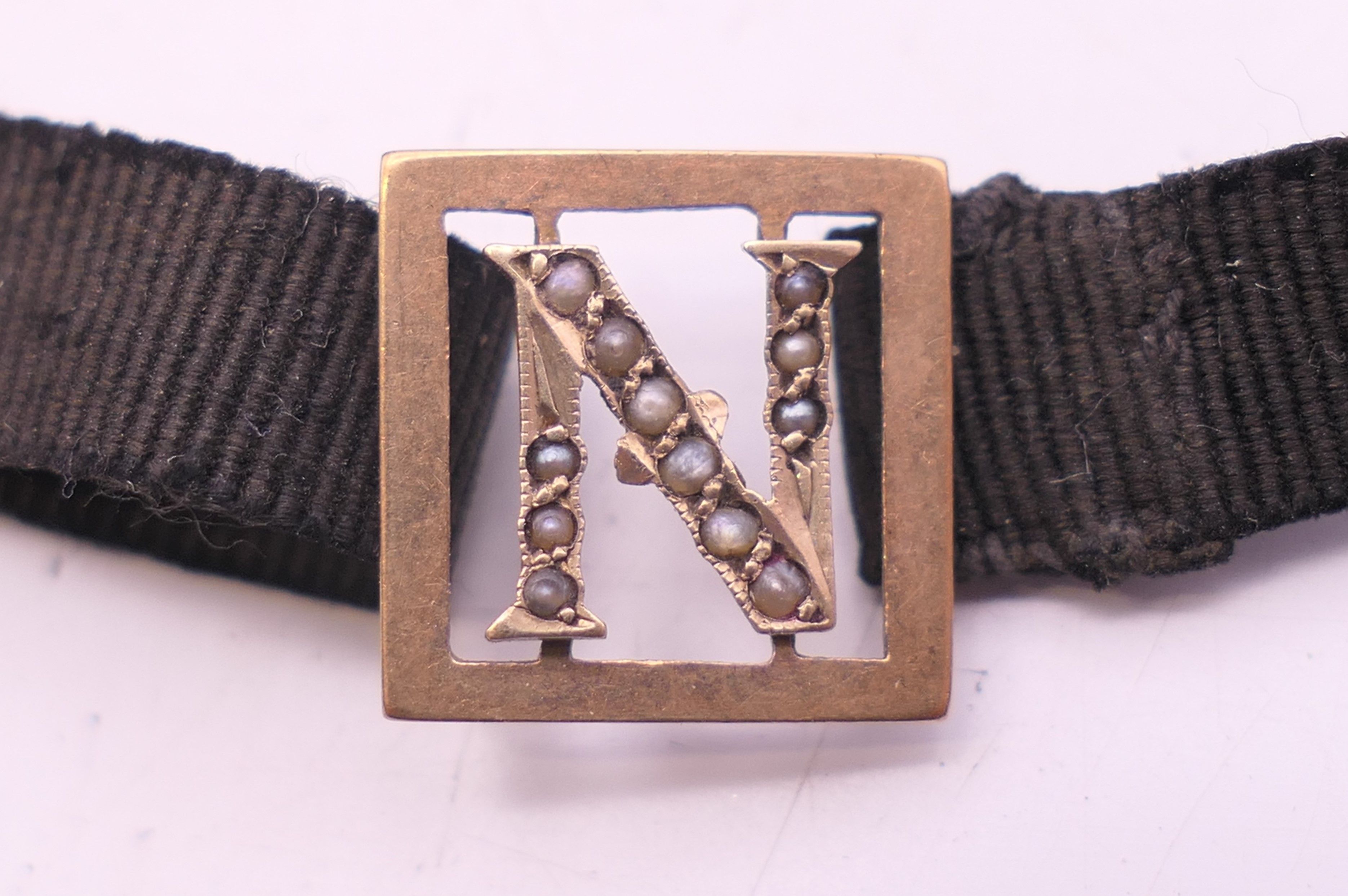 A 9 ct gold letter N (4.2 cm high) and seed pearl bracelet. - Image 2 of 4