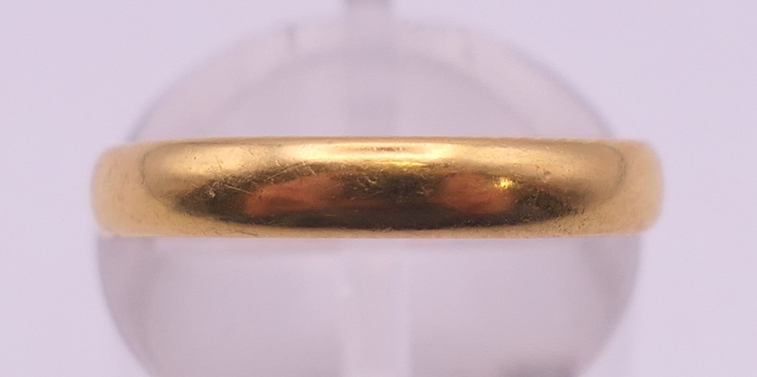 A 22 ct gold wedding band. Ring size L/M. 3 grammes. - Image 2 of 5
