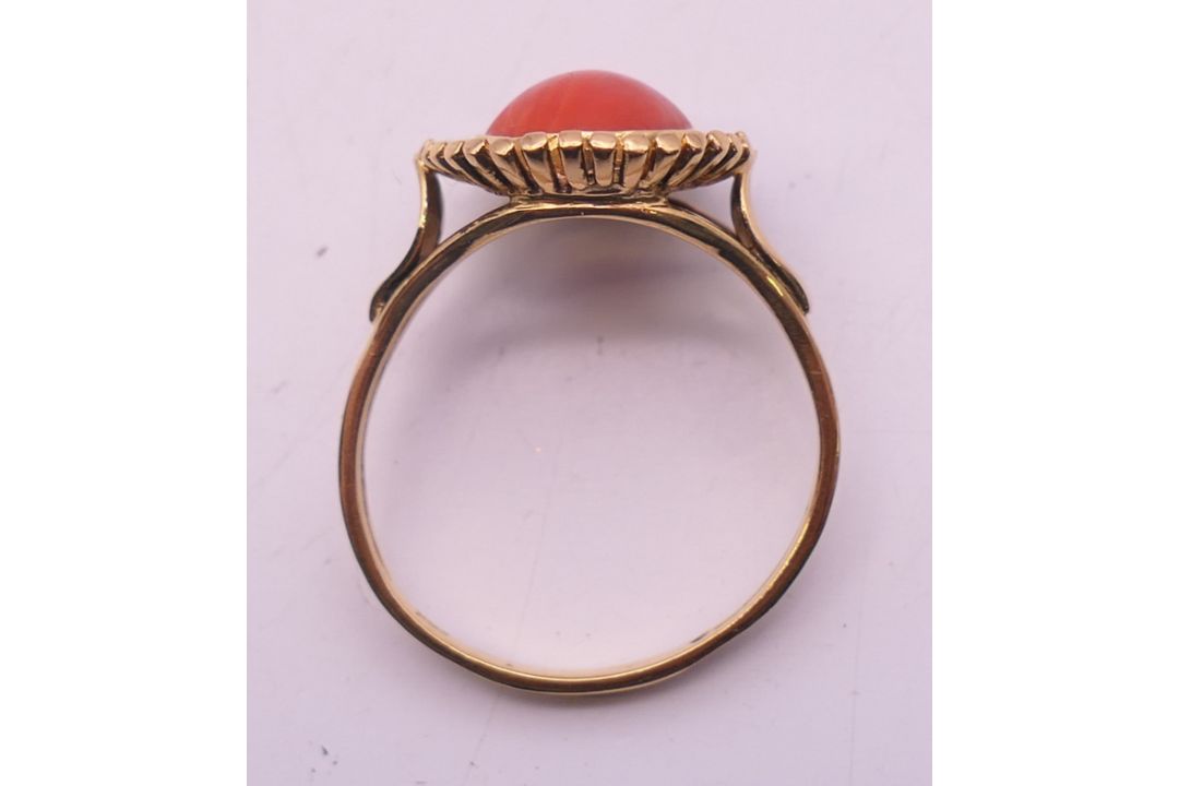 An 18 ct gold coral ring. Ring size V. 5.3 grammes total weight. - Image 5 of 5