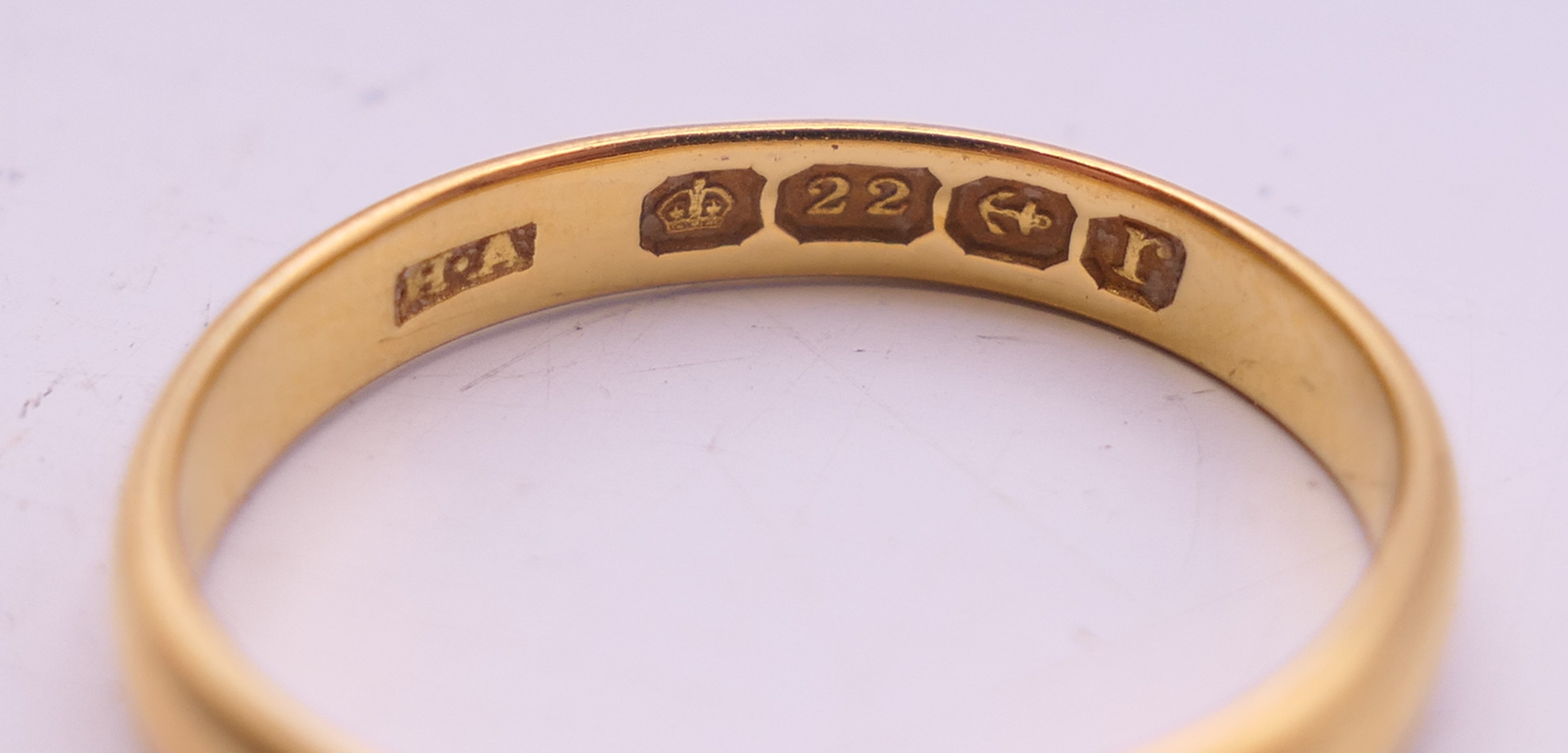 A 22 ct gold wedding band. Ring size L/M. 3 grammes. - Image 4 of 5