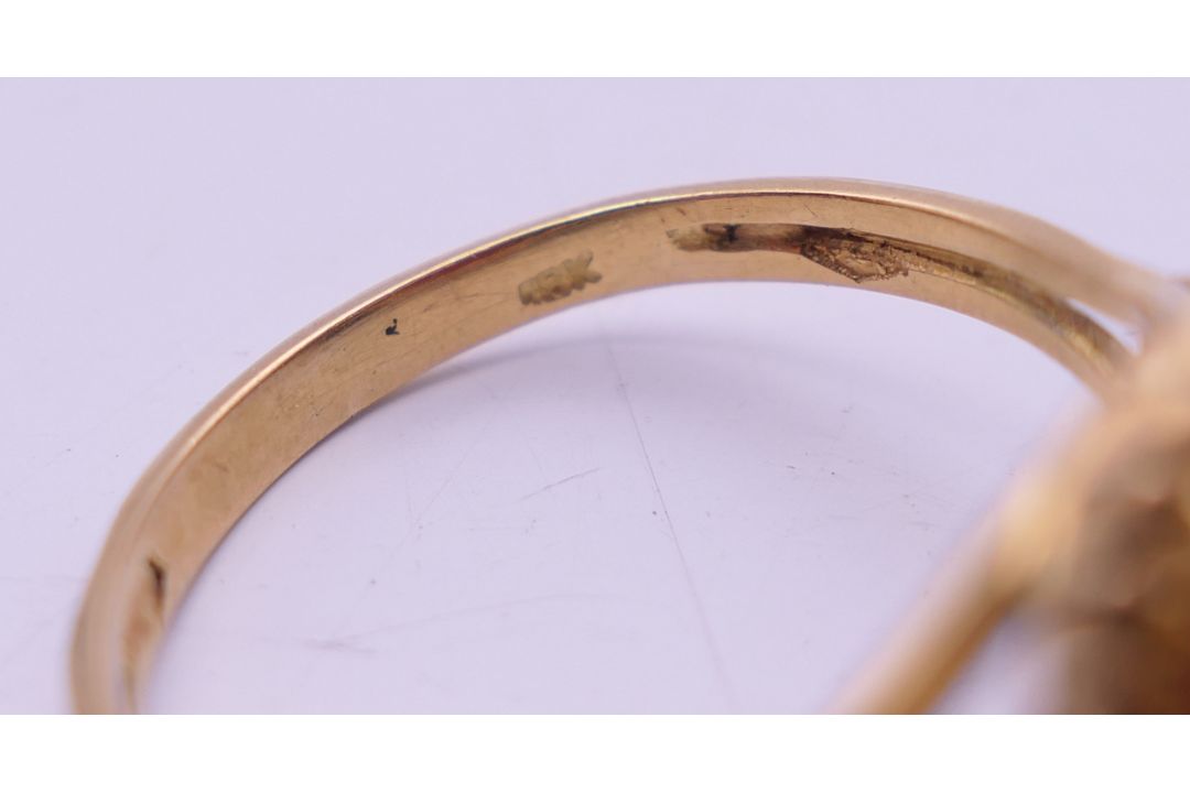 An 18 ct gold coral ring. Ring size V. 5.3 grammes total weight. - Image 4 of 5