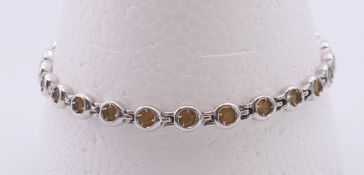 A 9 K white gold and citrine bracelet. 19 cm long.