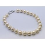 A large pearl necklace. 46 cm long.