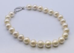 A large pearl necklace. 46 cm long.