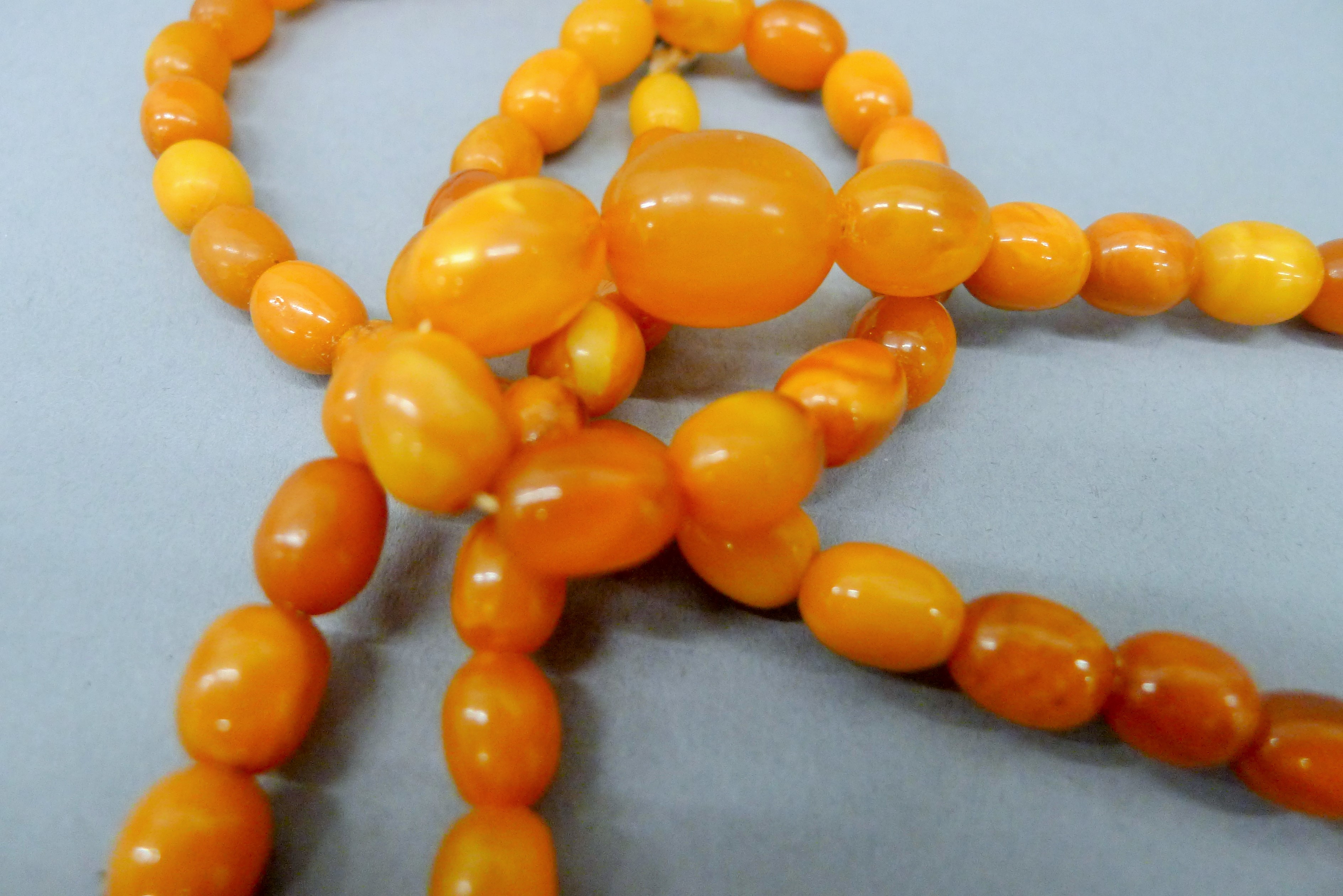 A string of butterscotch amber graduated beads. 64 cm long. 23.3 grammes total weight. - Image 5 of 10