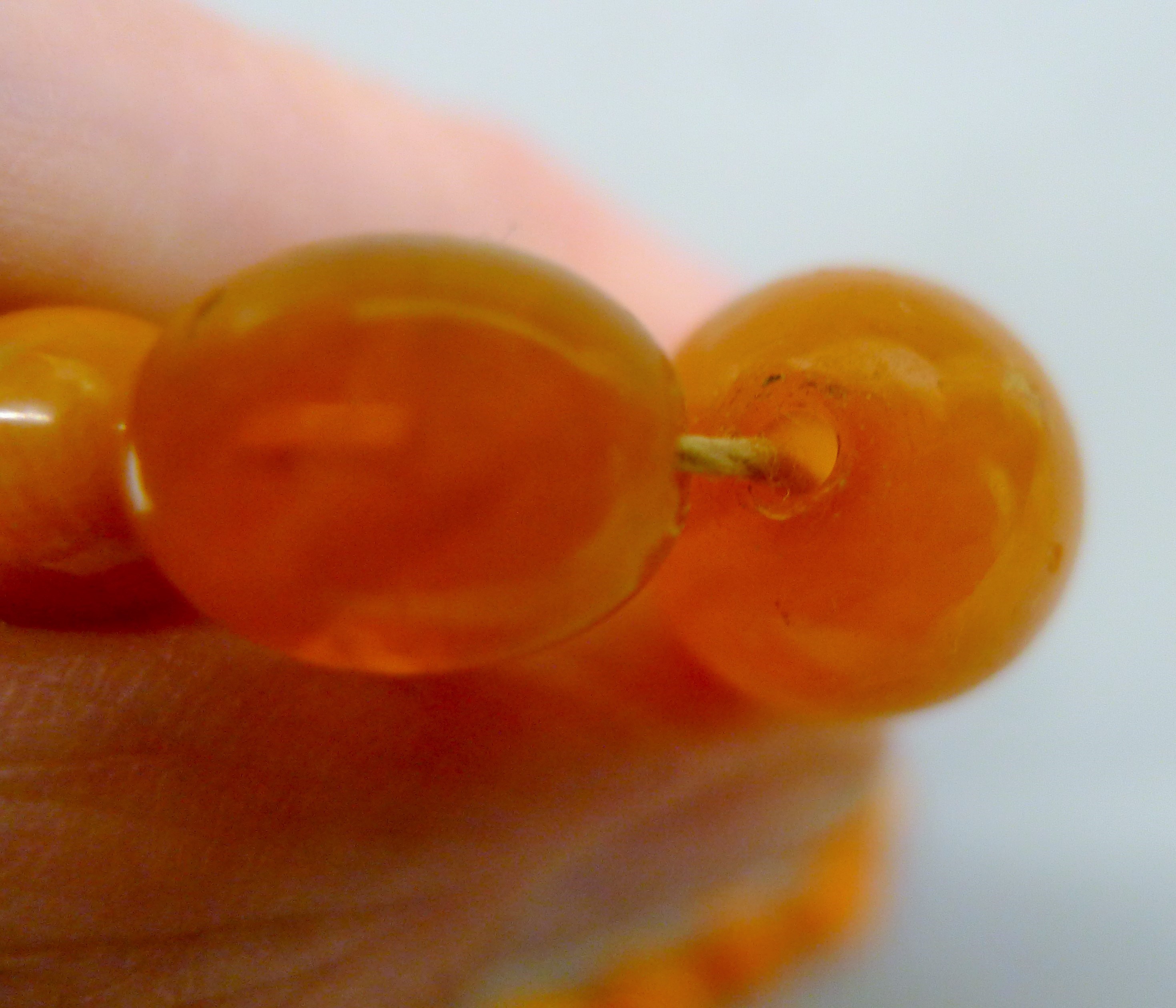 A string of butterscotch amber graduated beads. 64 cm long. 23.3 grammes total weight. - Image 6 of 10