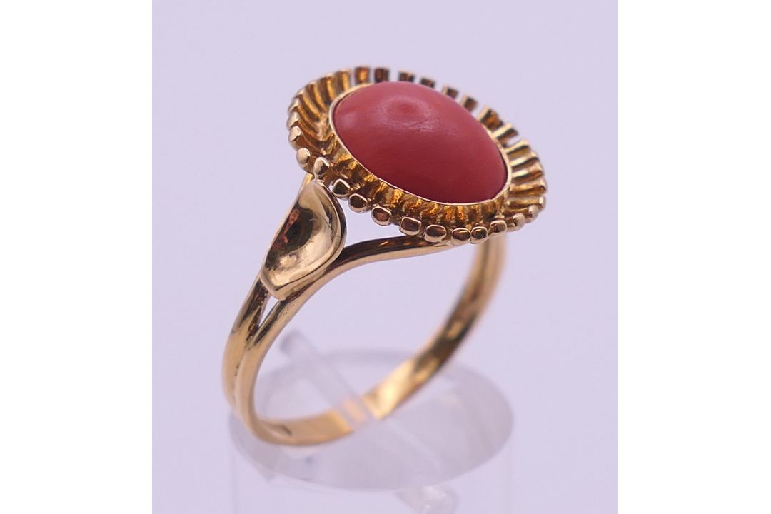 An 18 ct gold coral ring. Ring size V. 5.3 grammes total weight. - Image 3 of 5
