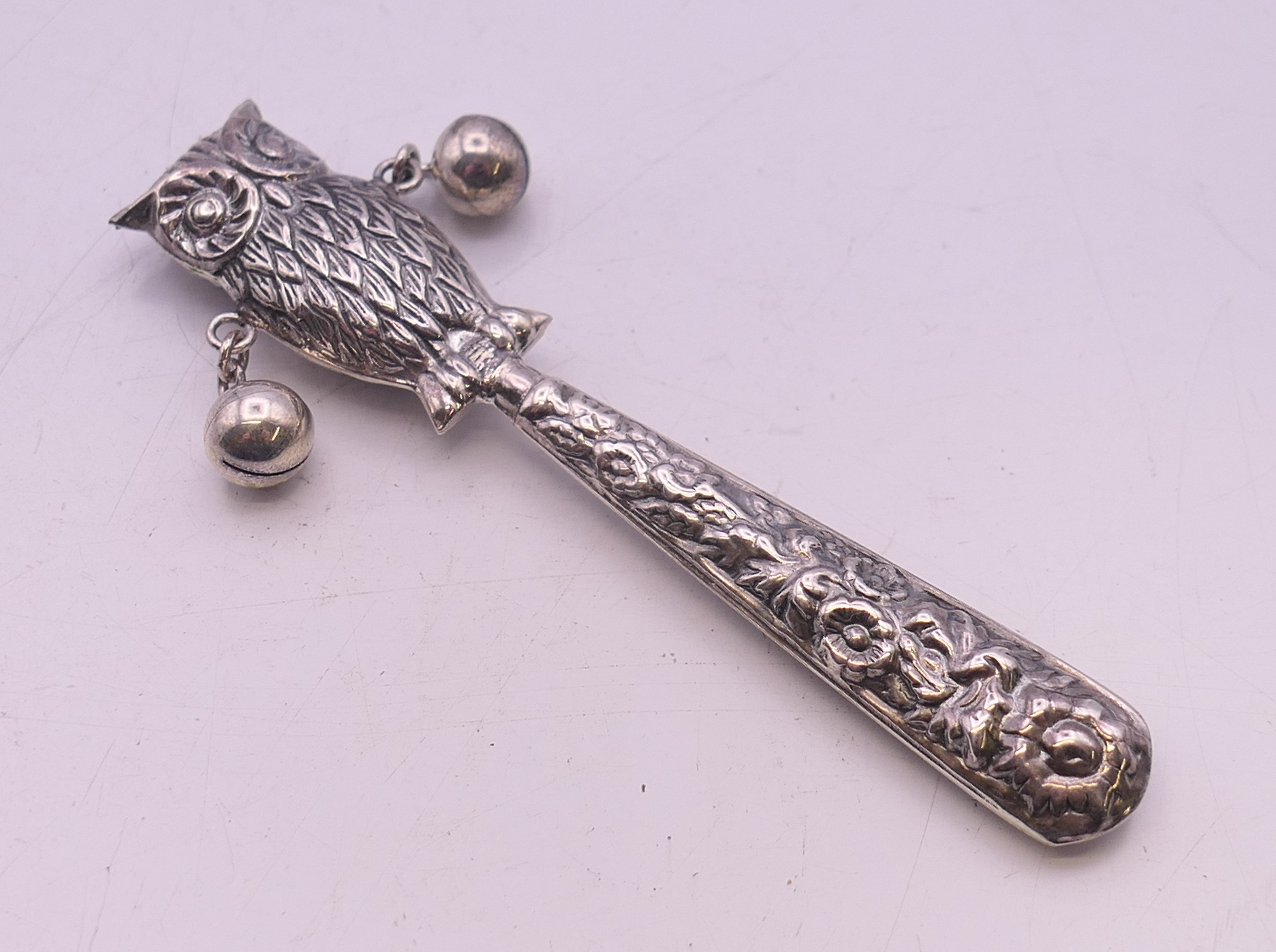 A silver owl form rattle. 8.5 cm high. - Image 2 of 4