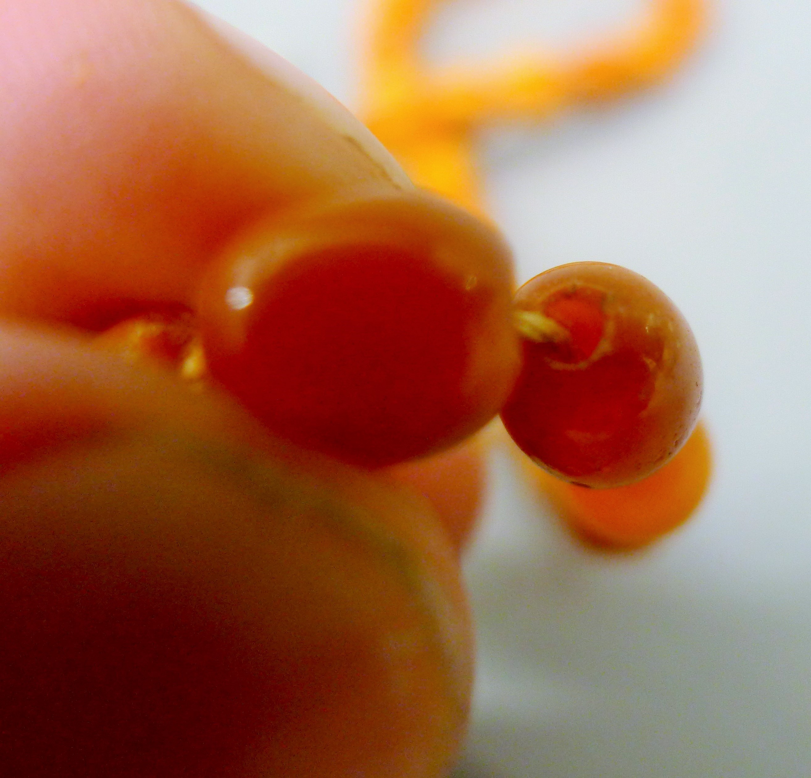 A string of butterscotch amber graduated beads. 64 cm long. 23.3 grammes total weight. - Image 8 of 10