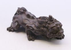 A bronze dog-of-fo. 7.5 cm long.