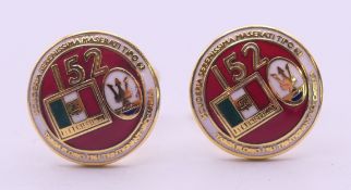 A pair of Maserati cufflinks. 1.8 cm diameter.