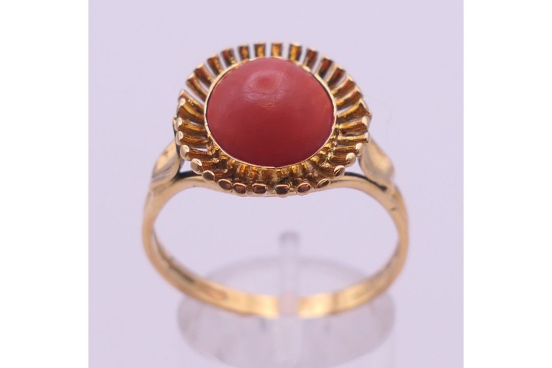An 18 ct gold coral ring. Ring size V. 5.3 grammes total weight. - Image 2 of 5