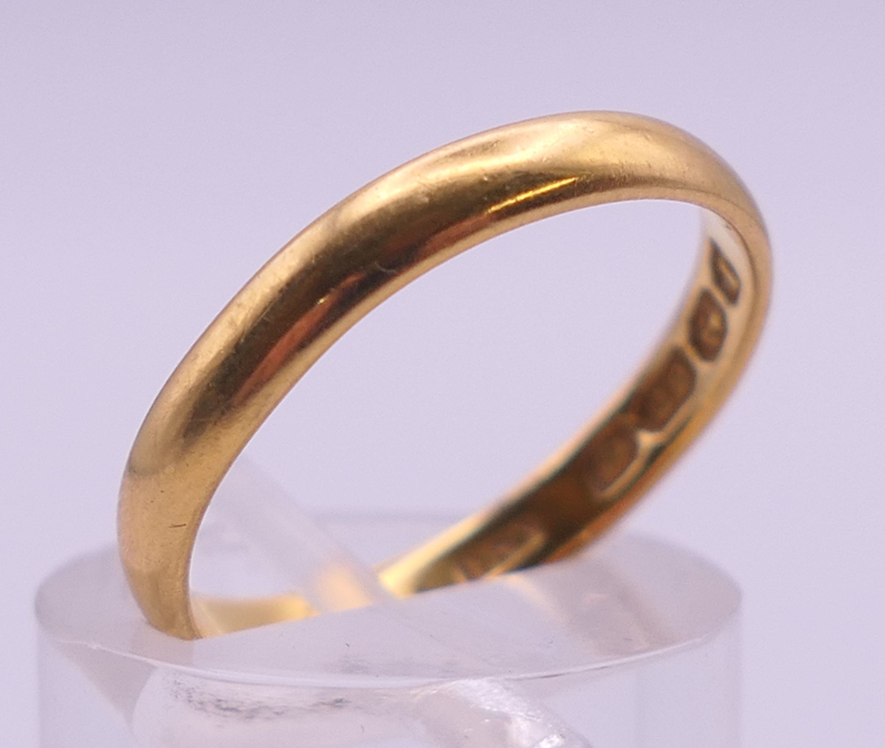 A 22 ct gold wedding band. Ring size L/M. 3 grammes. - Image 3 of 5