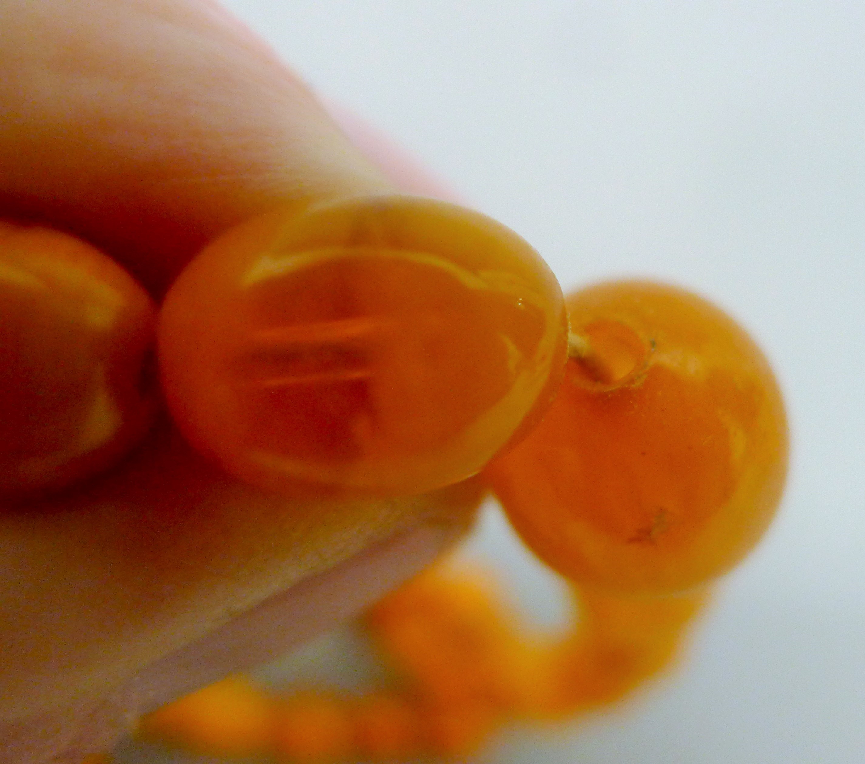 A string of butterscotch amber graduated beads. 64 cm long. 23.3 grammes total weight. - Image 7 of 10