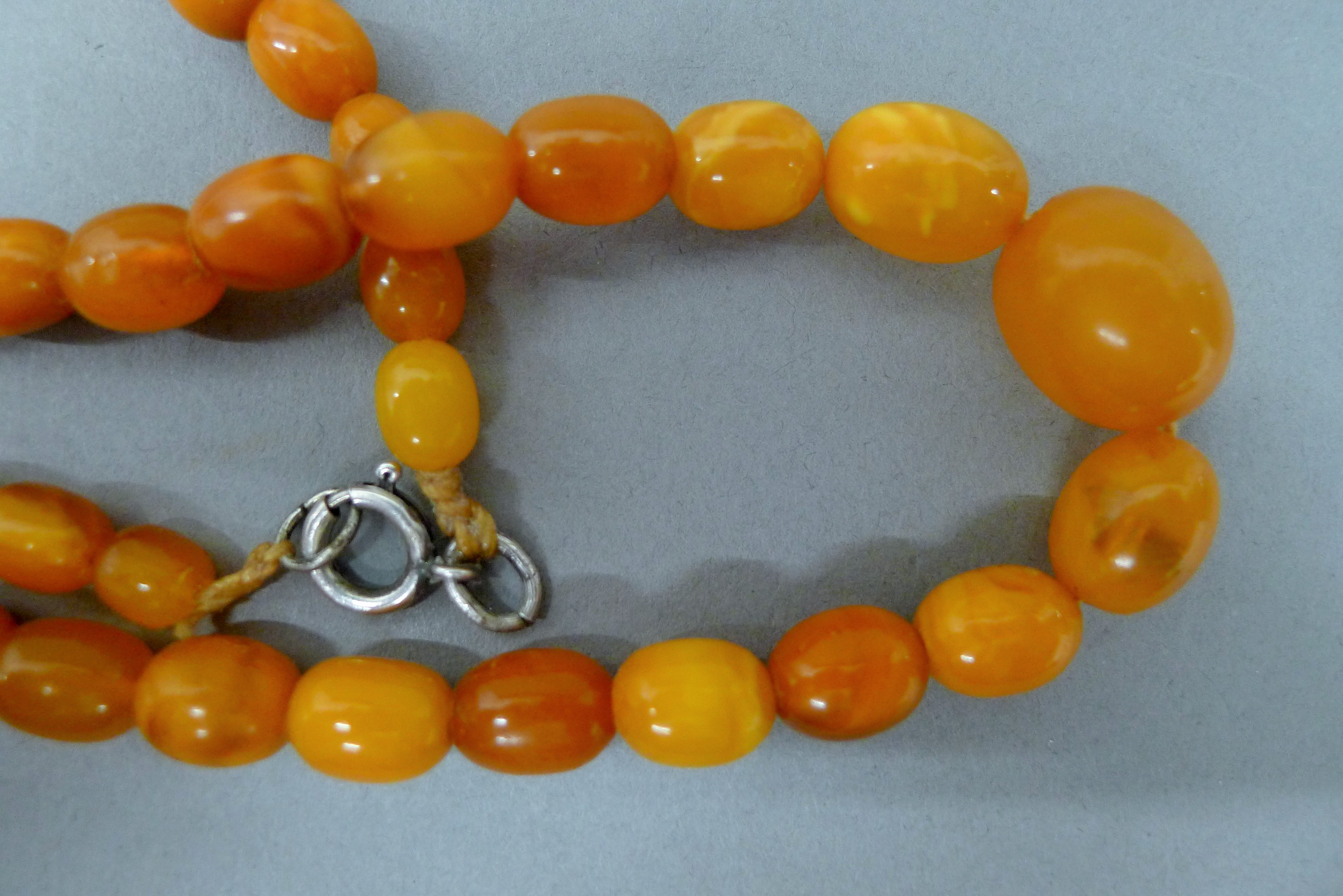 A string of butterscotch amber graduated beads. 64 cm long. 23.3 grammes total weight. - Image 9 of 10