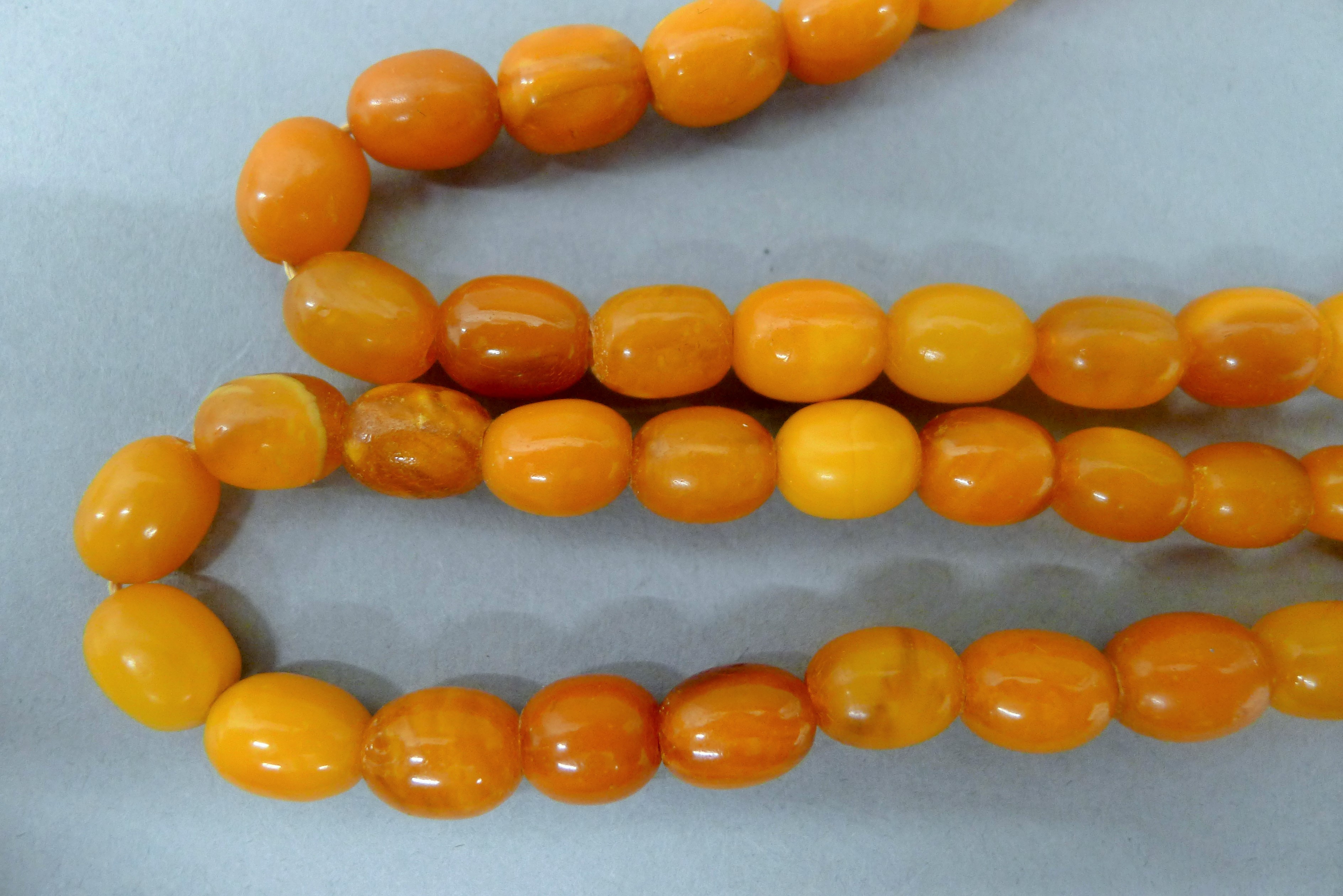 A string of butterscotch amber graduated beads. 64 cm long. 23.3 grammes total weight. - Image 10 of 10