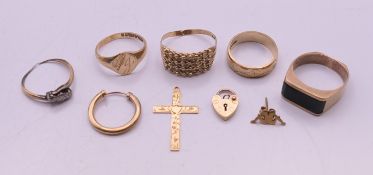 A quantity of 9 ct gold jewellery to include rings, a cross pendant, a heart padlock, etc.