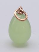 A 14 ct top jade egg pendant. 2.5 cm high.