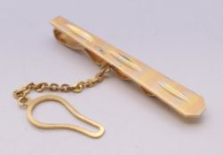 An 18 ct gold tie clip. 5 cm long. 6.