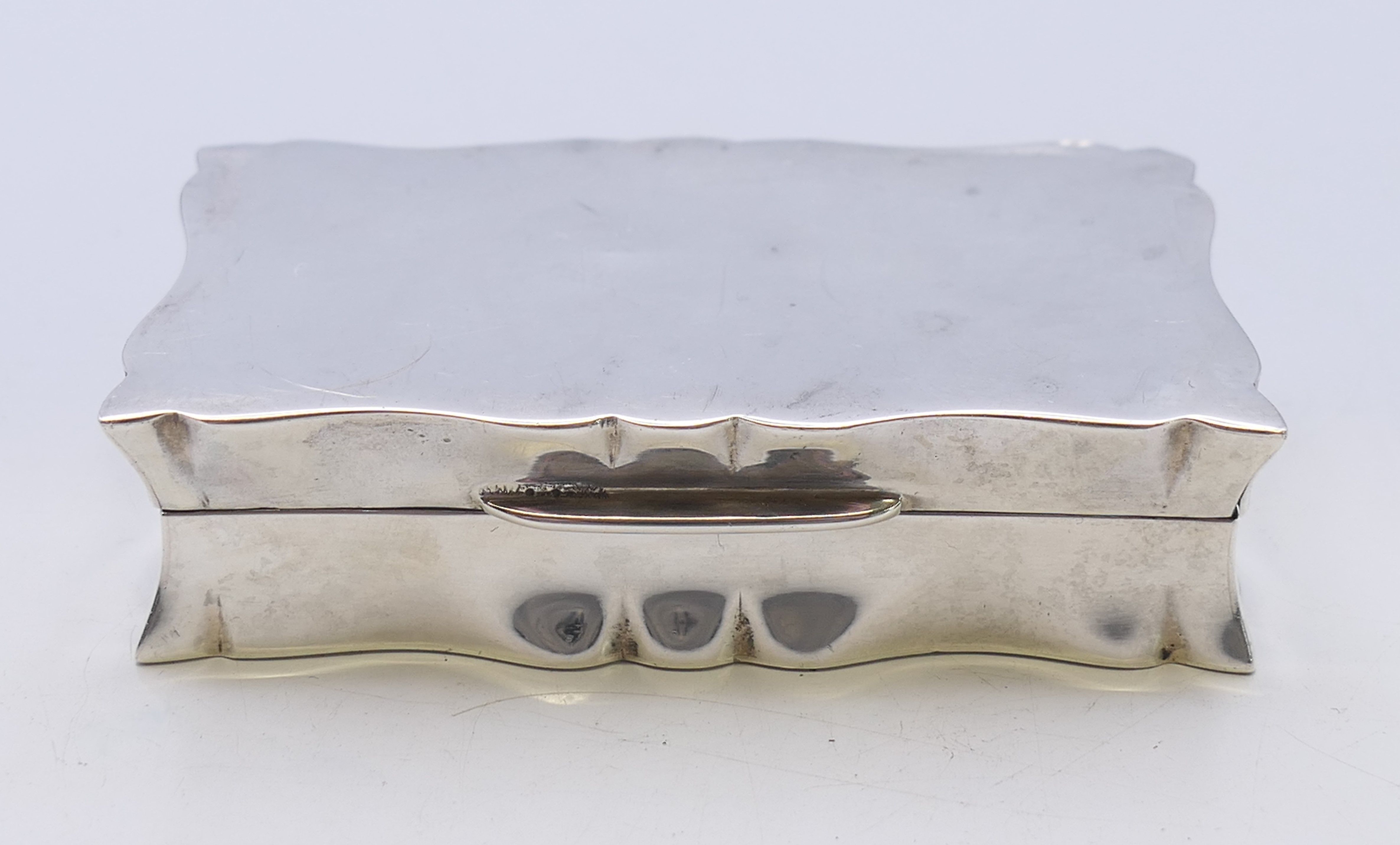 A silver snuff box. 7 x 4 cm.