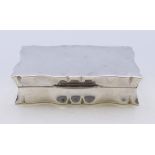 A silver snuff box. 7 x 4 cm.