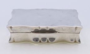 A silver snuff box. 7 x 4 cm.