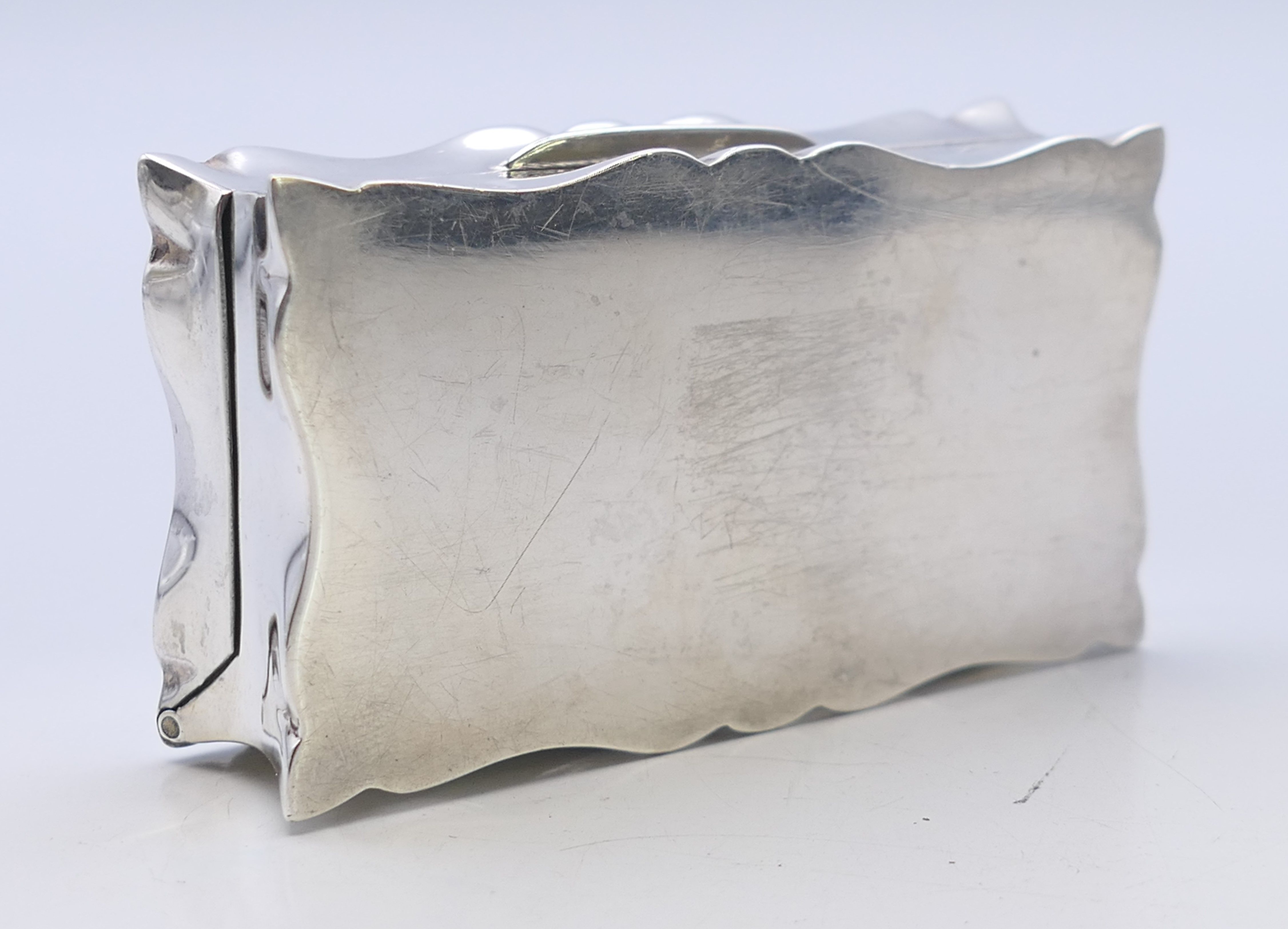 A silver snuff box. 7 x 4 cm. - Image 5 of 5