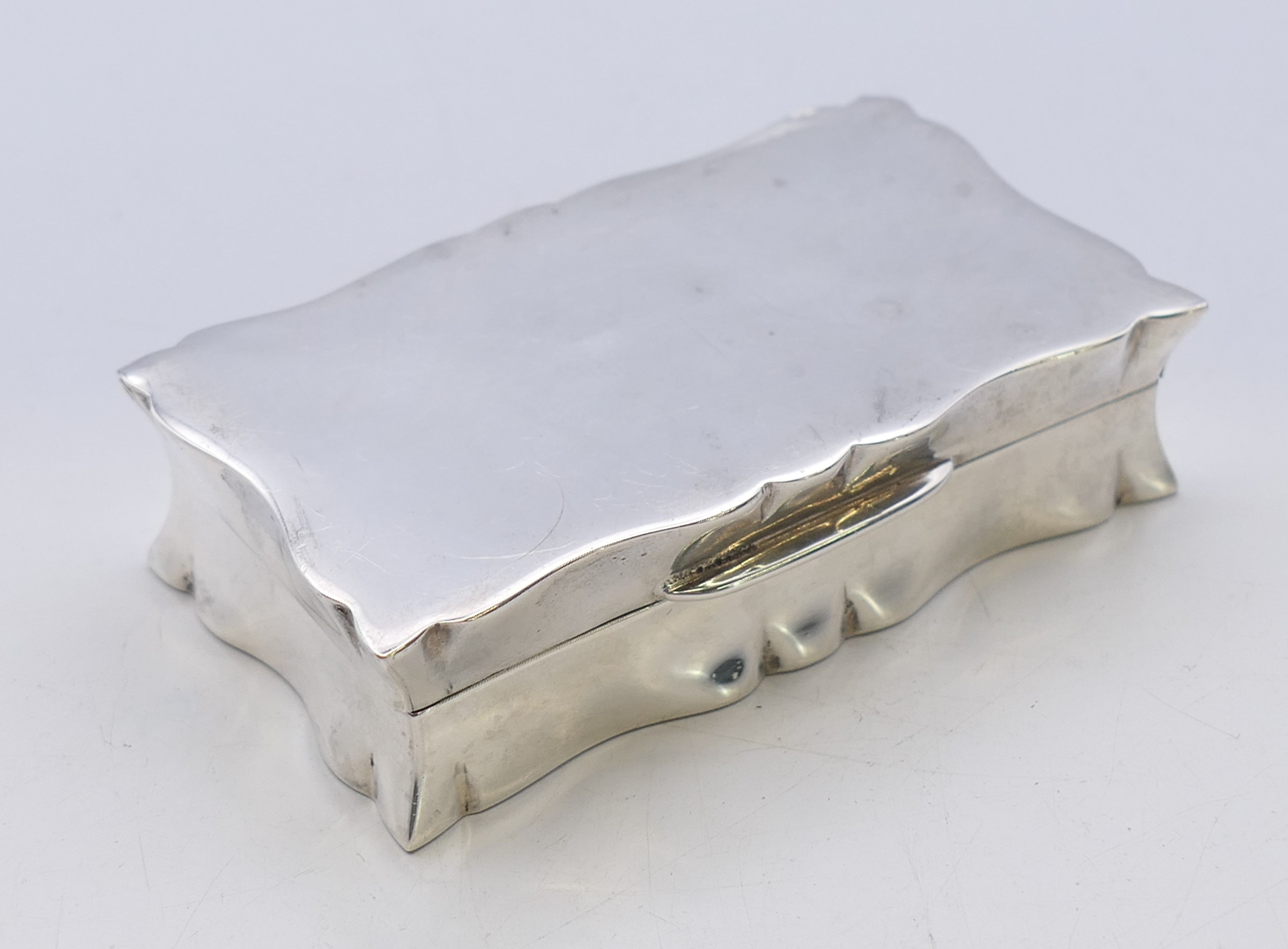 A silver snuff box. 7 x 4 cm. - Image 2 of 5