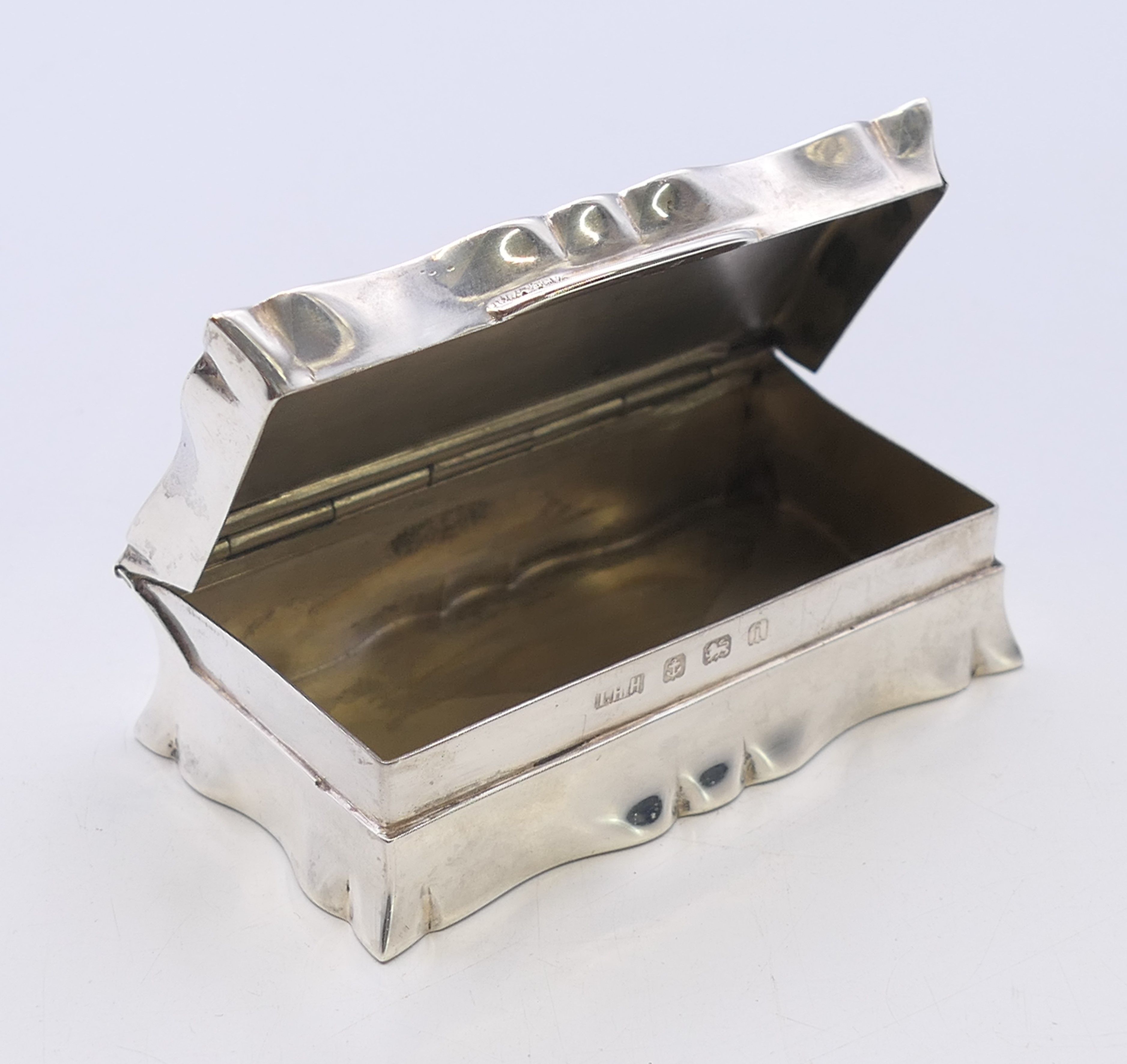 A silver snuff box. 7 x 4 cm. - Image 3 of 5