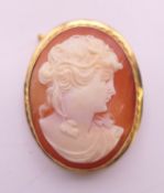 An 18 ct gold cameo brooch/pendant. 3 cm high.