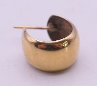 A 9 ct gold earring. 1.5 cm high. 1.1 gram.
