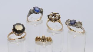 Four 9 ct gold rings and an unmarked gold ring. 14.6 grammes total weight.