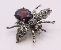 An articulated fly brooch. 3 x 4 cm.