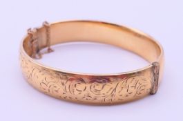 A 9 ct gold metal core bangle-form bracelet. 6 cm inner width.