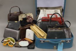 A quantity of vintage cases, handbags, wallets, purses, etc. The largest case 47 cm wide.