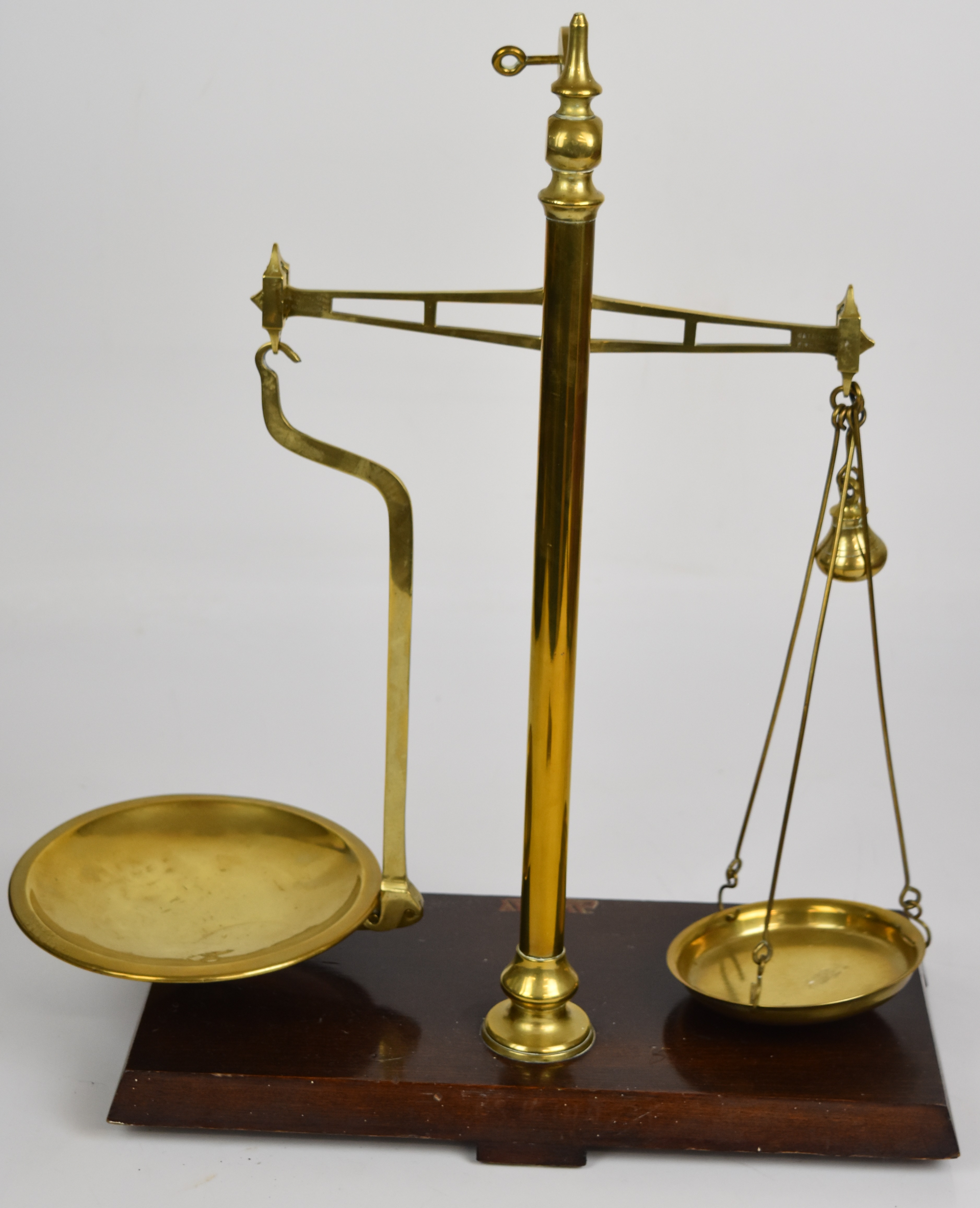 Avery beam scale with brass pans and beam to weigh 4oz, on marked base, with weights from 8oz to ¼ - Image 3 of 3