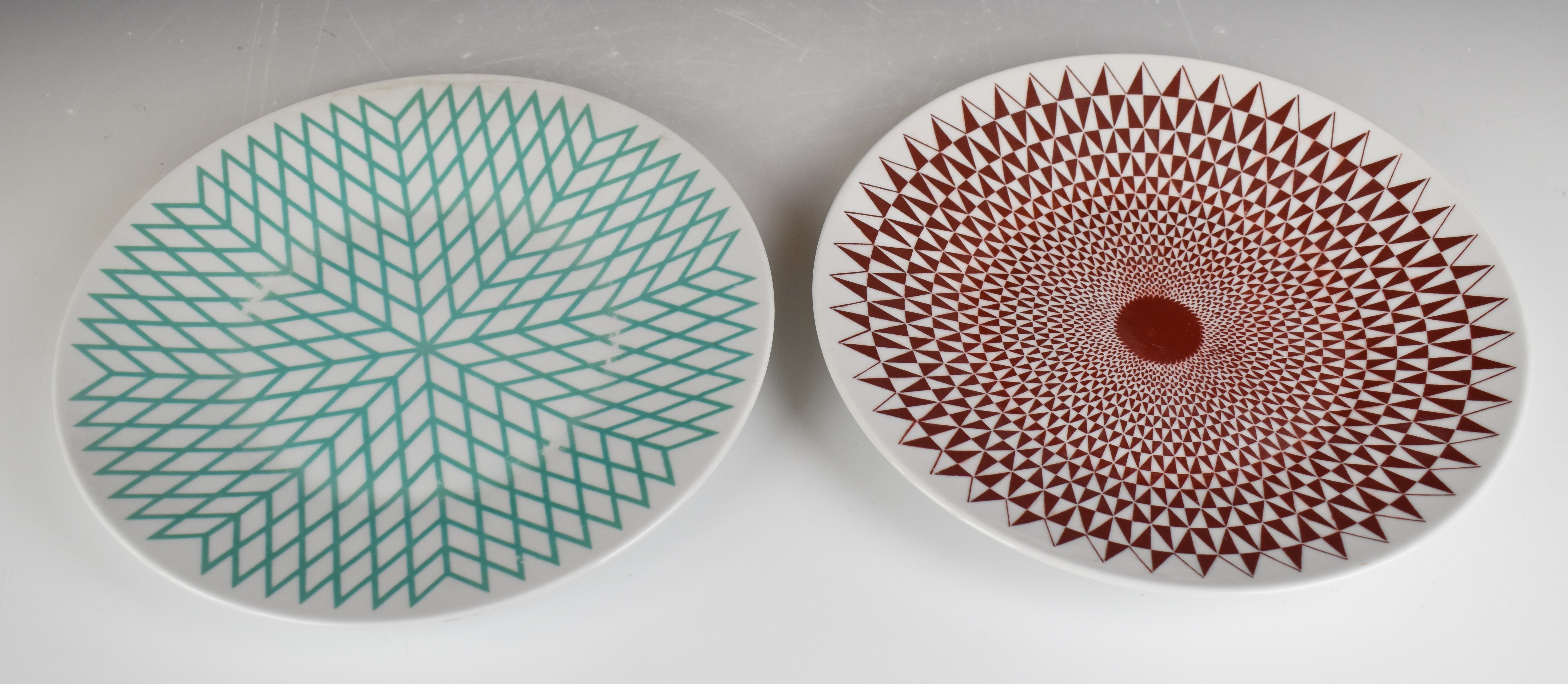 Two Italian Fornasetti Milano retro / mid century modern / Op Art plates decorated in the - Image 6 of 8