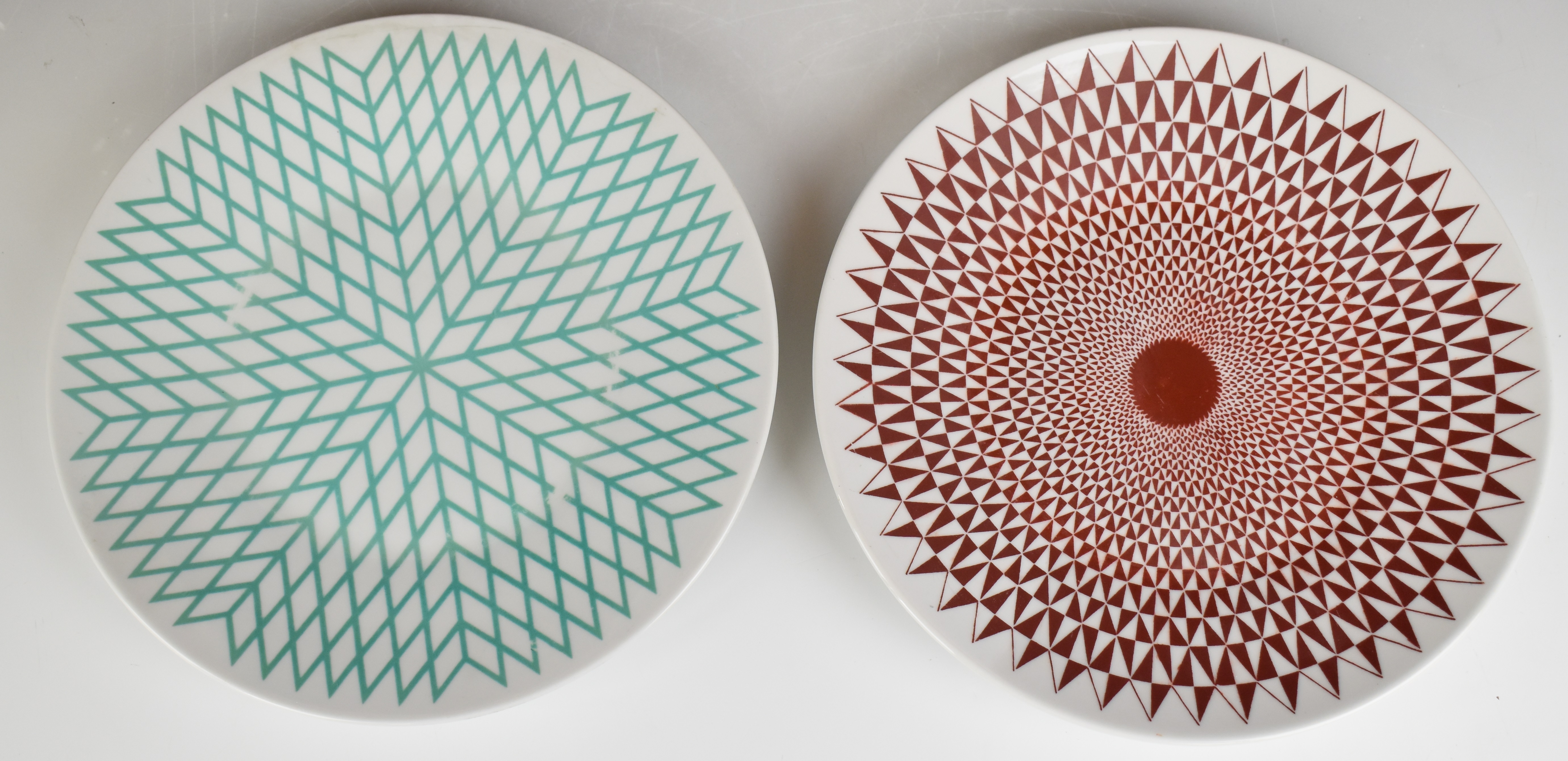 Two Italian Fornasetti Milano retro / mid century modern / Op Art plates decorated in the - Image 5 of 8