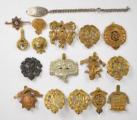 Small collection of military badges including 7th Dragoon Guards, Worcestershire Regiment, Royal