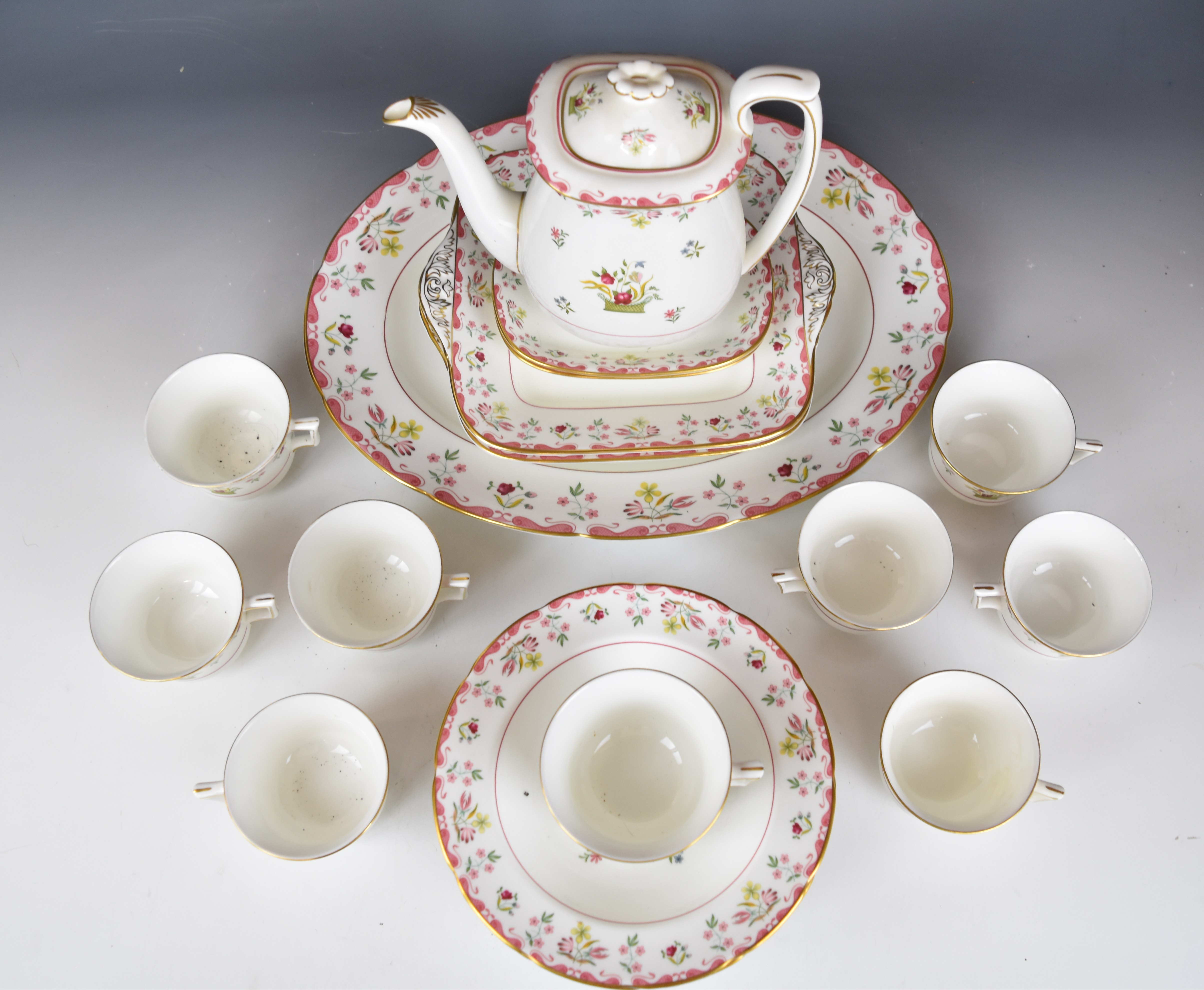 Wedgwood dinner, tea and coffee service decorated in the Bianca / Williamsburg pattern, mostly - Image 4 of 18