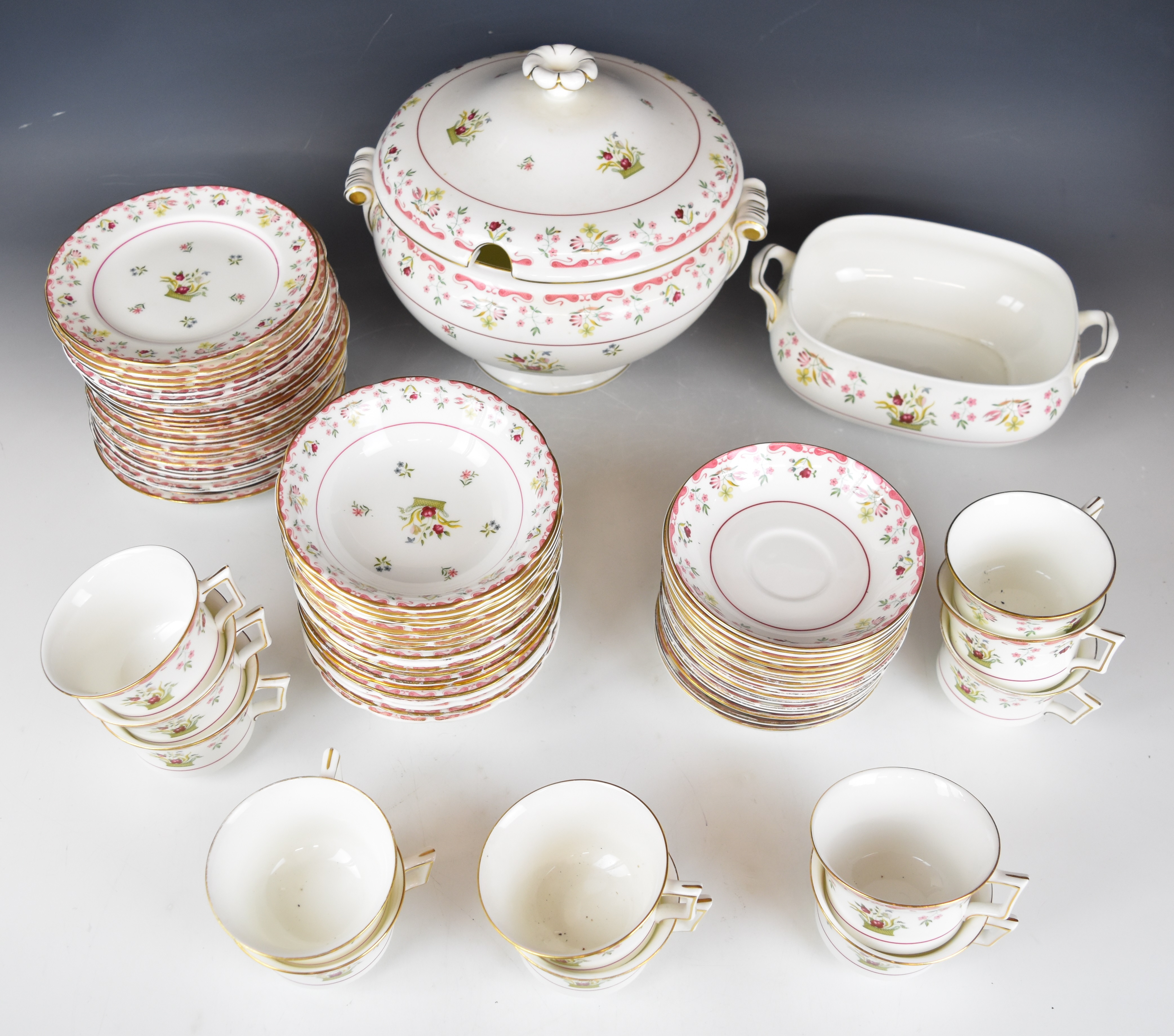 Wedgwood dinner, tea and coffee service decorated in the Bianca / Williamsburg pattern, mostly - Image 11 of 18