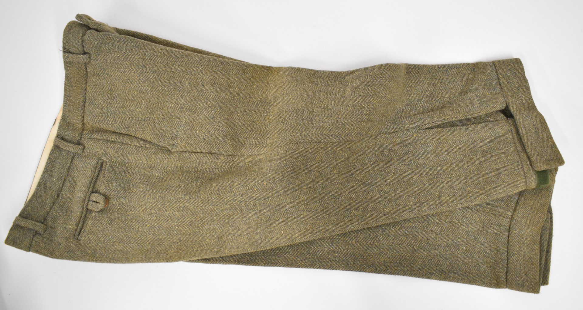 A collection of gentleman's shooting clothing comprising Brook Taverner Saxony Supreme tweed jacket, - Image 4 of 7
