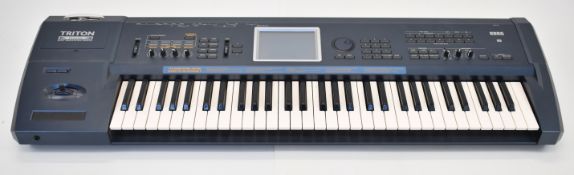 Korg Triton Extreme Music Workstation / Sampler synthesizer with 76 keys, model TRITONEXT61,
