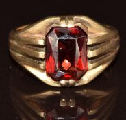 A 9ct gold ring set with a garnet, 4.6g, size J