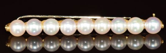 An 18k gold brooch set with nine cultured pearls, 5.8g, 5.5cm